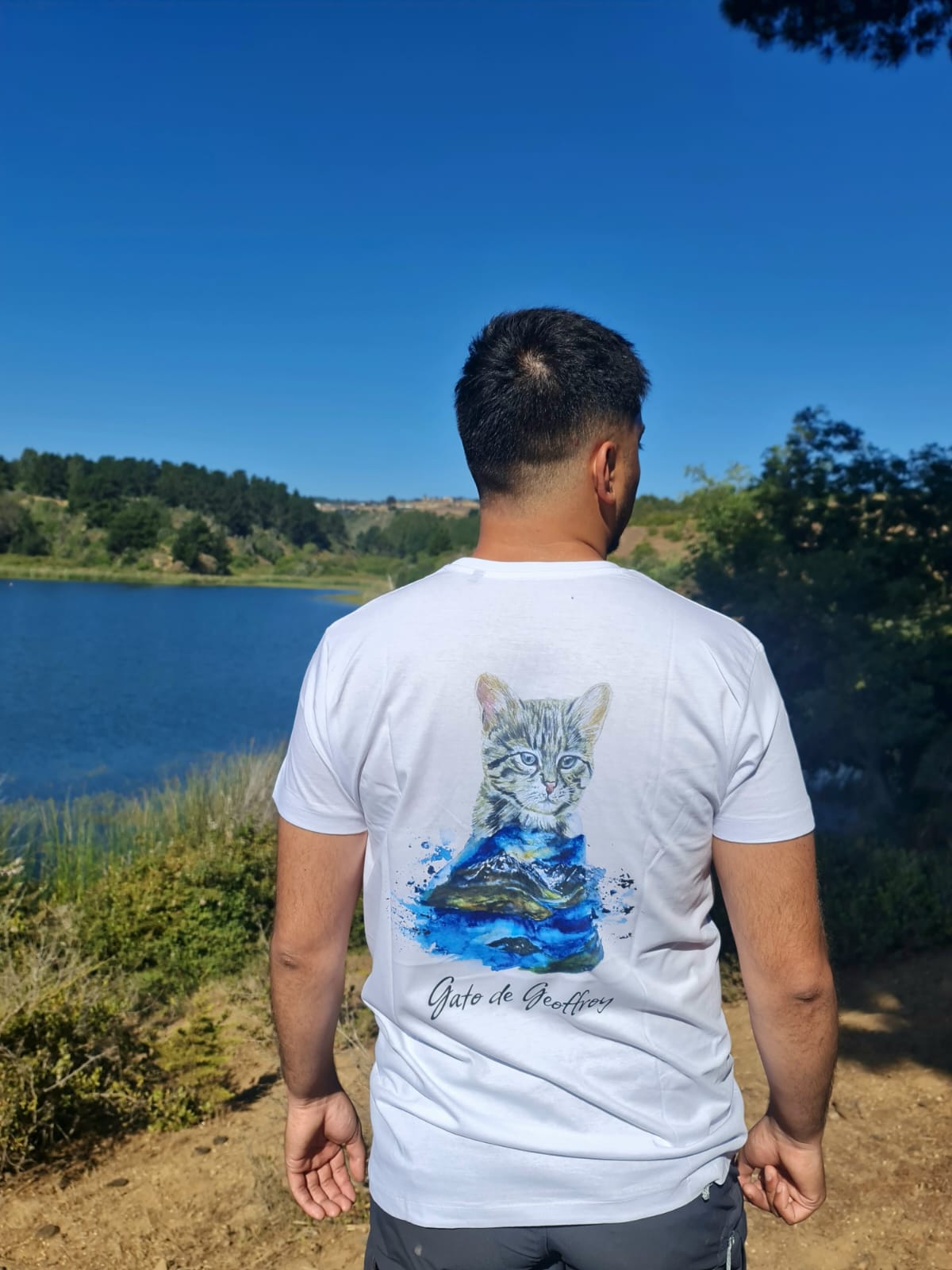 Polera Gato Geoffroy con lago Pehoe Torres del Paine